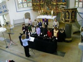 Der Handglockenchor Gescher probt am Sonntag vor dem Gottesdienst