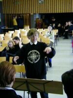 Anneliese Malischewski dirigiert den Handglockenchor Aldenhoven