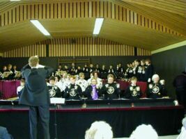 Das Konzert hat begonnen ... mit einen Stück für alle Chöre (Massringing)