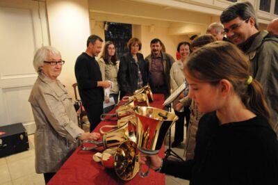 Interessierte Besucher beim Handglockenchor Hannover