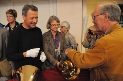Interessierte Besucher beim Handglockenchor Hannover