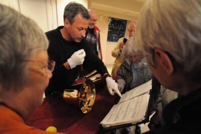 Interessierte Besucher beim Handglockenchor Hannover